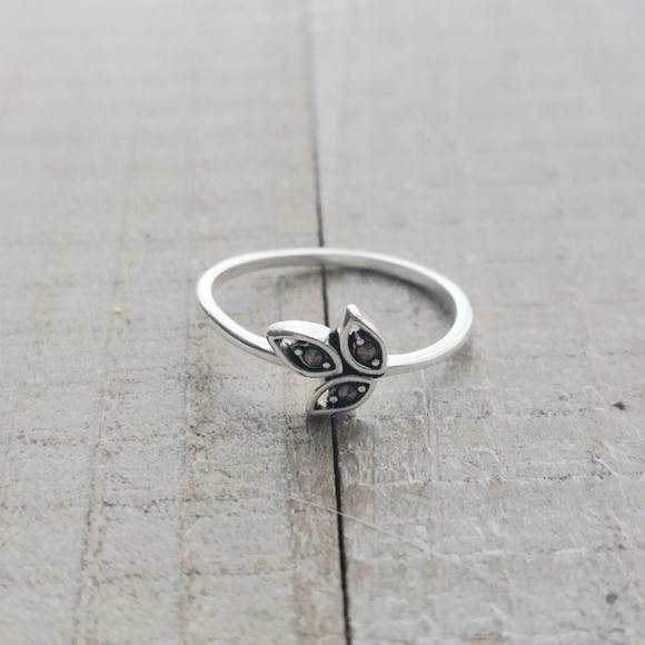 Delicate three-leaf ring, size 8 - Picture 2 of 4